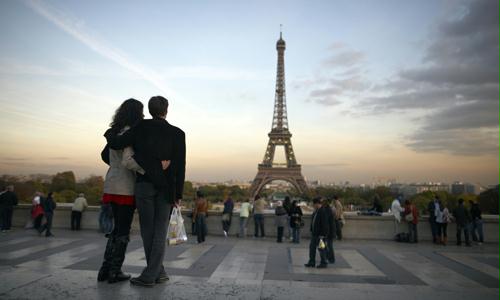 Casal em lua de mel em Paris