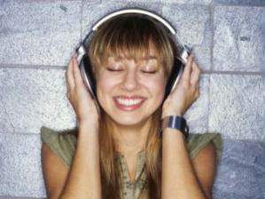 Menina ouvindo música e sorrindo