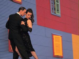 Buenos Aires � a cidade do tango, e em diferentes pontos tur�sticos se v� casais trajando a roupa...