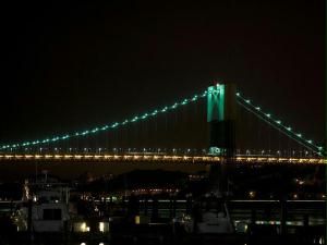 Brooklyn Bridge � noite.