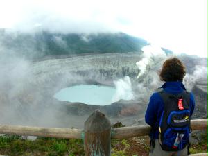 Lagoa formada na cratera do Vulc�o Po�s.